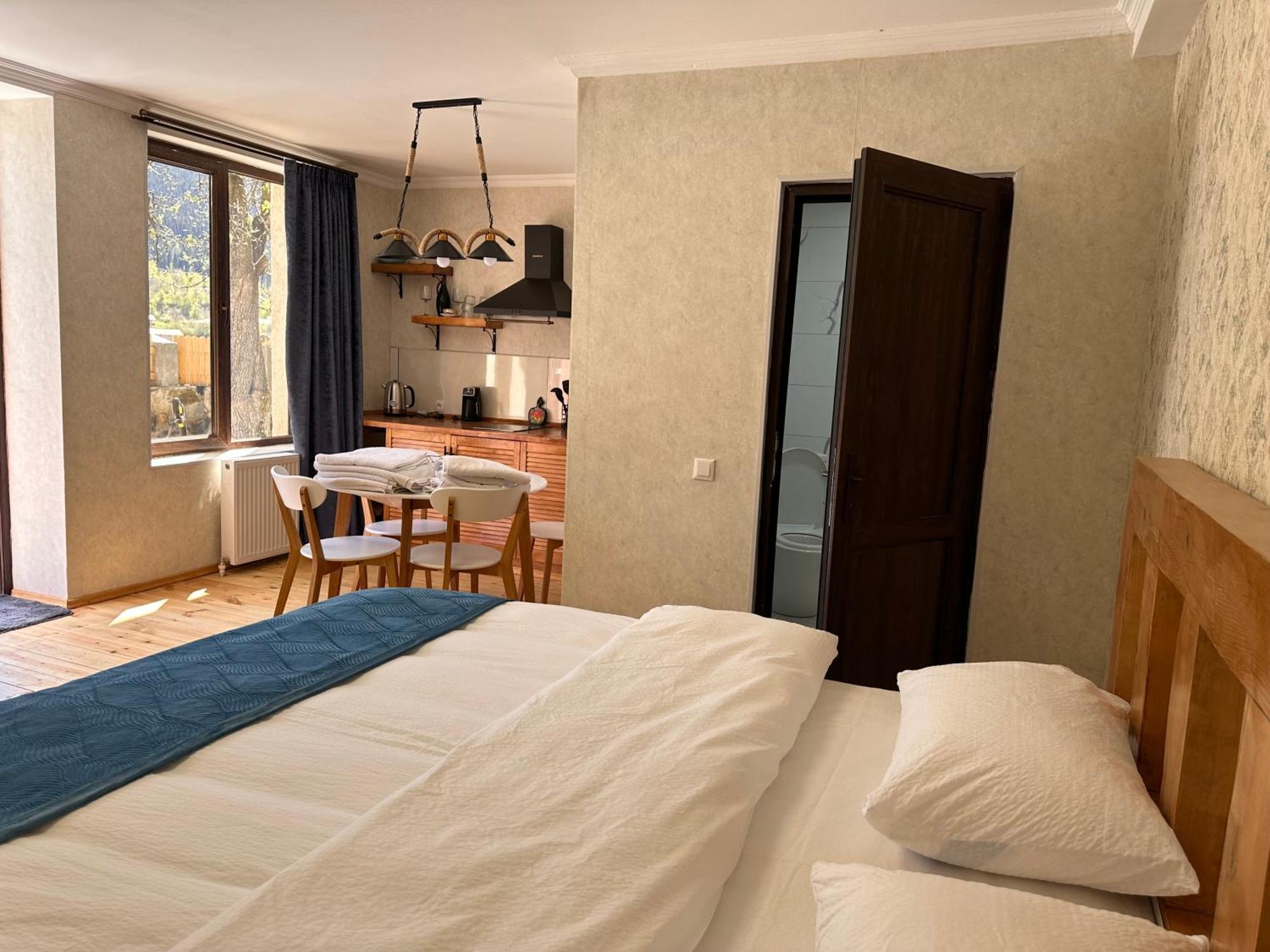 Bala'S House Hotel Местия Екстериор снимка